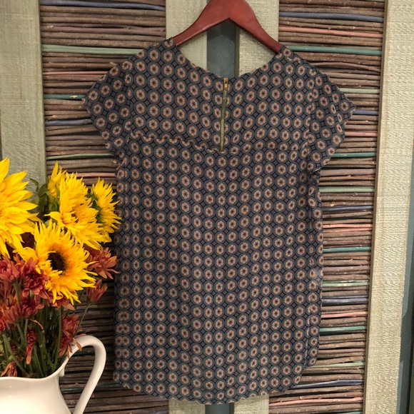 Back zipper detail, high-low blouse - Picture 2 of 6